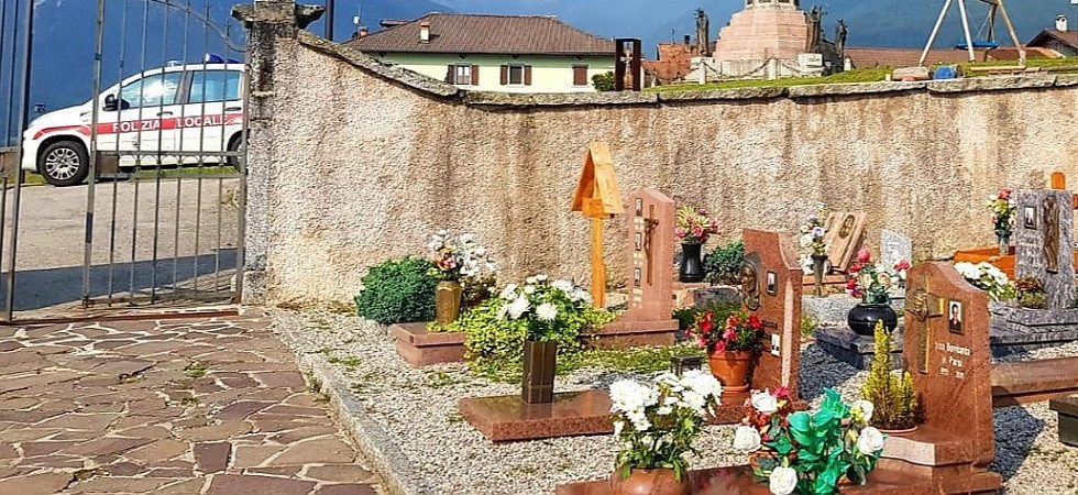 Furti e danneggiamenti al cimitero, l’autore ripreso dalle fototrappole